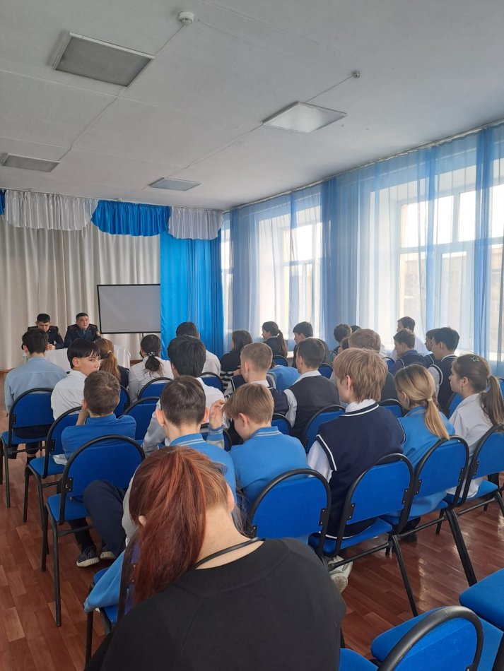 8-9 сынып оқушыларымен «Стоп, алаяқ» тақырыбында қарым-қатынас сағаты өткізілді.