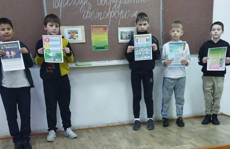 1-9 сыныптарына «Жол қауіпсіздігінің жеңіл ережелері», «Арнайы жаяу жүргіншілер бағдаршамындағы қауіп» тақырыбында әңгімелер жүргізілді.