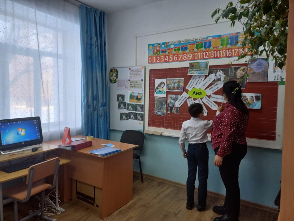 «Ана, үш әріп, ал мағынасы ұшан теңіз» тақырыбында сынып сағаттары өткізілді.