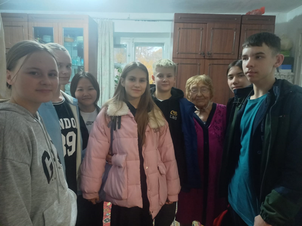Оқушылар тыл еңбеккері Н.Н. Быкованы үйде құттықтауды ұйымдастырды