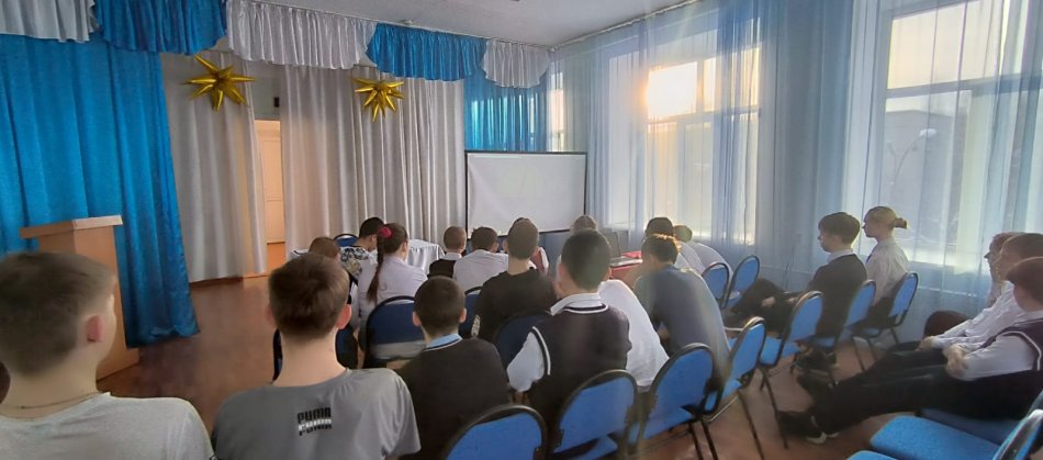 Инспектор мен оқушылар «Бостандық иллюзиясы» деректі фильмін қарап, талқылады
