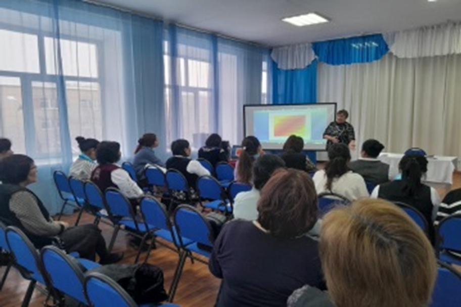 «Жасөспірімдер арасындағы суицид мәселесі» атты тәрбиешілермен әдістемелік диалог өткізді.