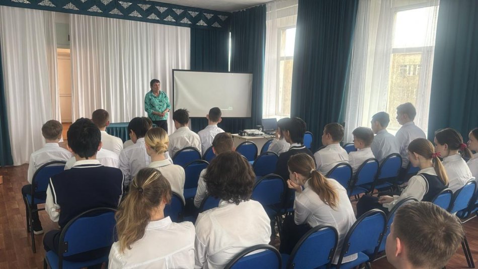 7-8 сынып оқушыларымен КС қызметімен "Позитивті өмір сүр! Өз өміріңізді бағалаңыз!" тақырыбында сабақ өткізілді