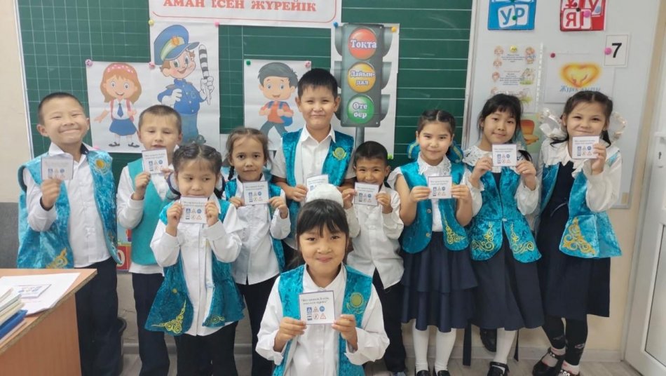 Балалар мен олардың ата-аналары арасында «Абайлаңыз: жол!» атты буклеттерді тарату