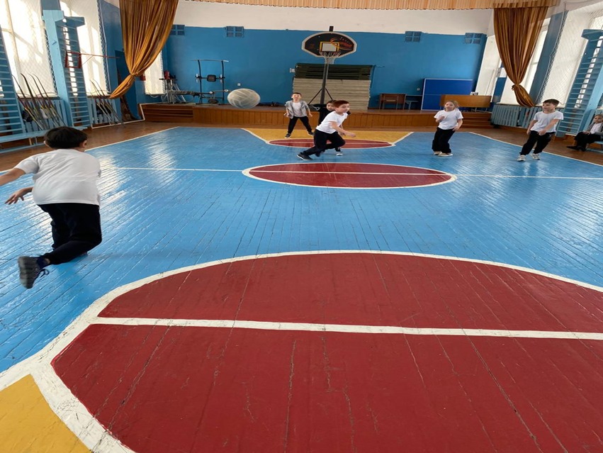 Мектеп-интернат оқушылары арасында баскетбол ойыны өтті.